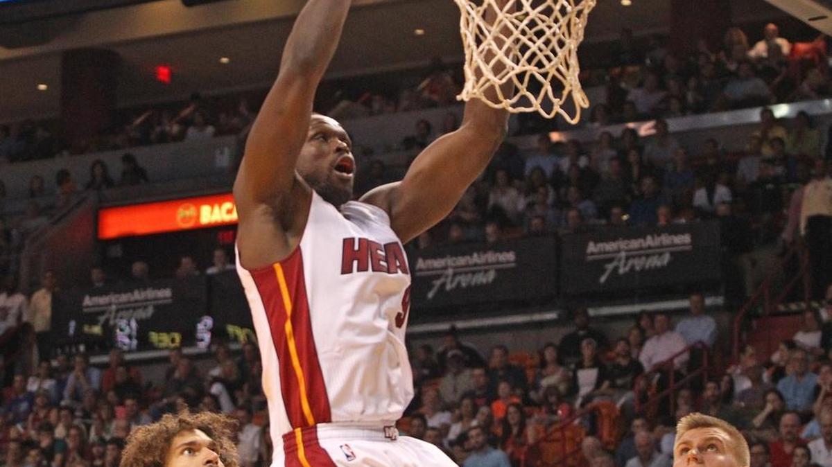 EL JUGADOR del Heat Luol Deng clava la bola en el aro en partido del 23 de noviembre del 2015 en el American Airlines Arena, en Miami.