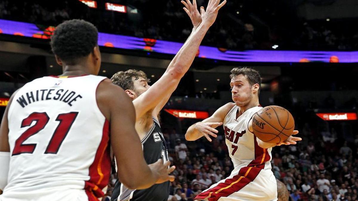 Goran Dragic, del Heat, pasa la bola sobre Pau Gasol, de los Spurs, mientras Hassan Whiteside aguarda en el cuarto periodo en el AmericanAirlines Arena, en Miami, el domingo 30 de octubre del 2016.