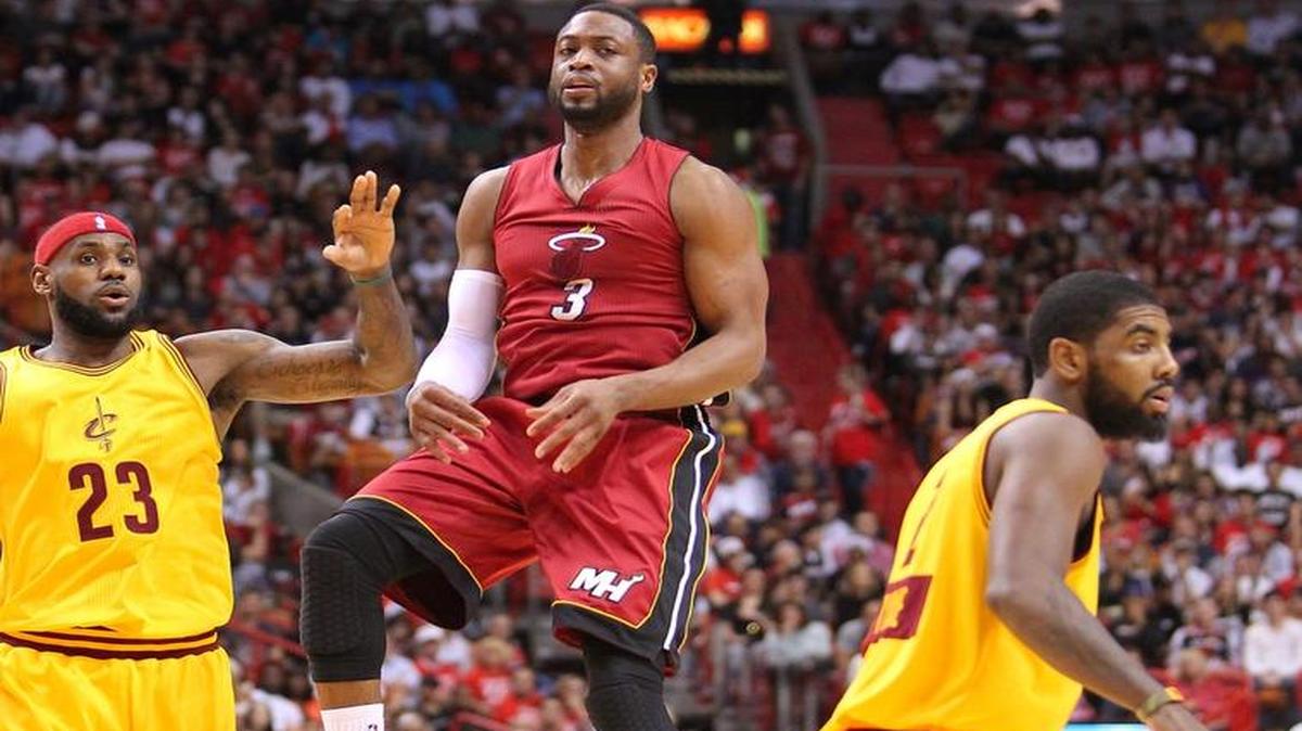 Dwyane Wade, entonces del Heat, aparece entre LeBron James (23) y Kyrie Irving, de los Cavs, en la Navidad del 2014.
