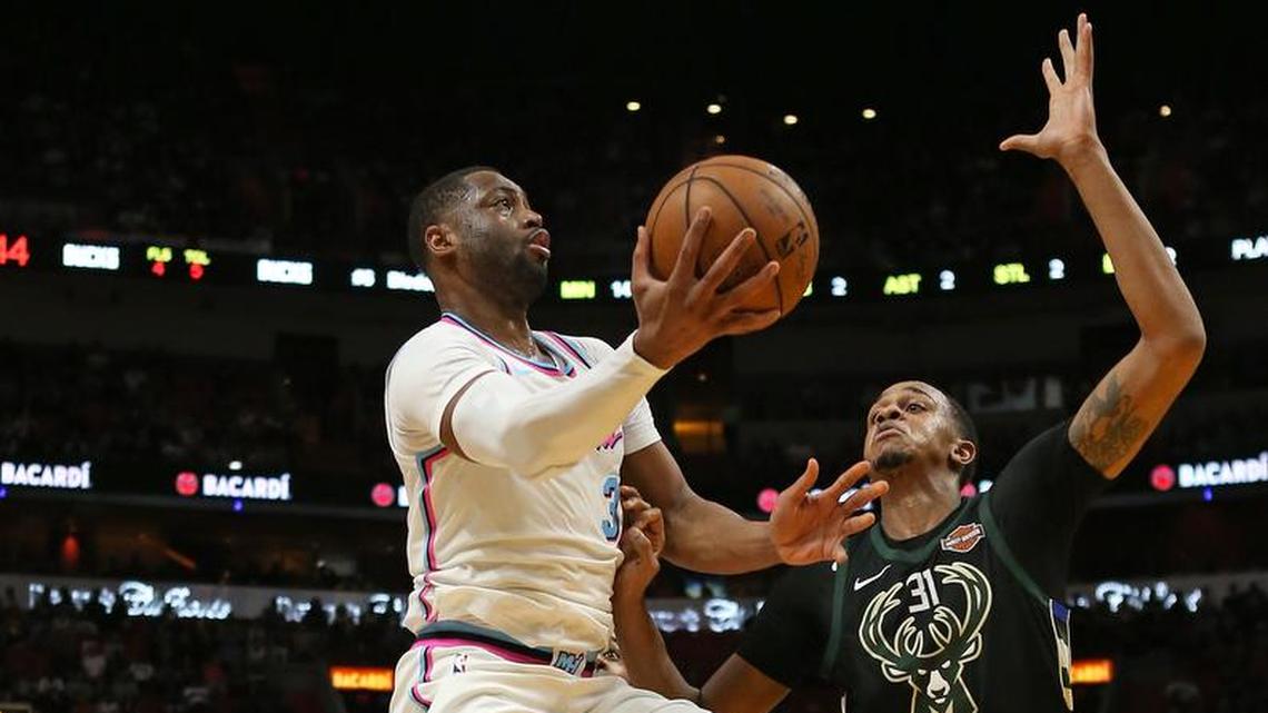 El escolta del Heat Dwyane Wade entra al aro ante la marca de John Henson, de los Bucks, en el partido celebrado el 9 de febrero de 2018 en Miami.