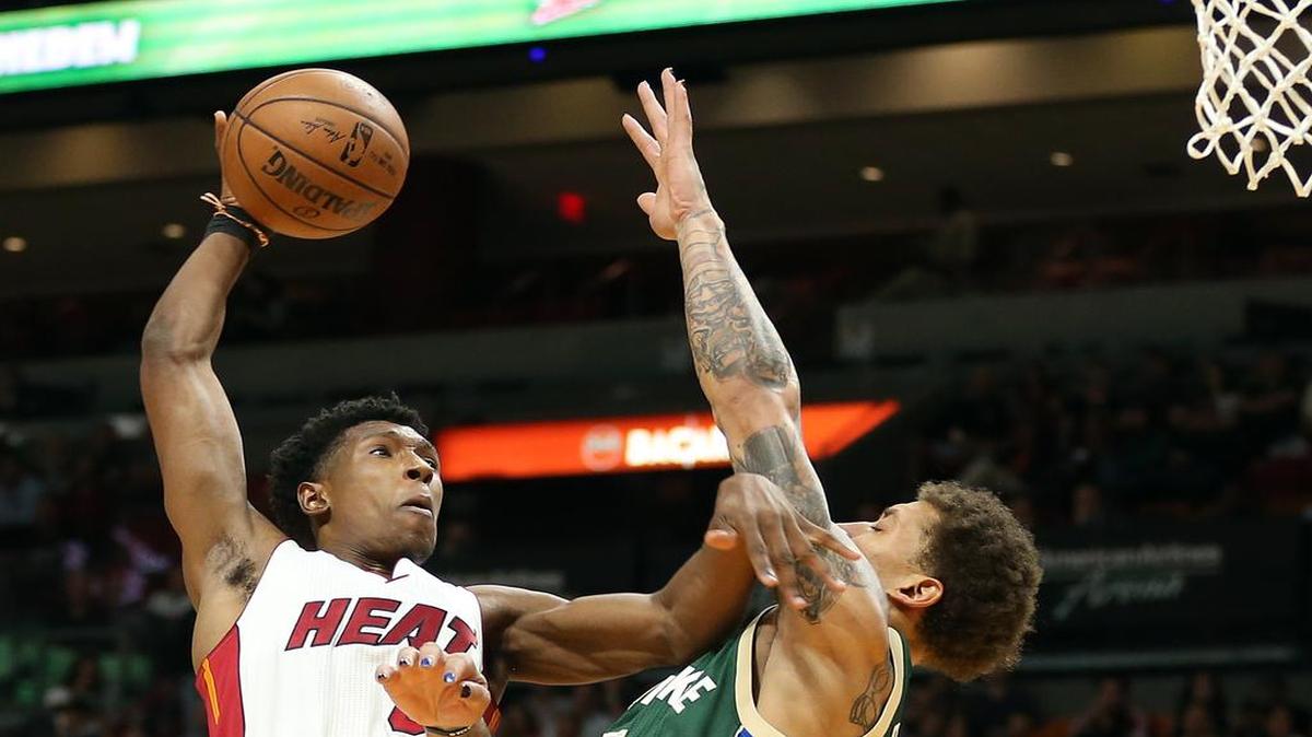 El jugador del Heat Josh Richardson avanza hacia el aro ante la defensa de Michael Beasley, de los Bucks, en el partido efectuado el 17 de noviembre del 2016 en Miami.