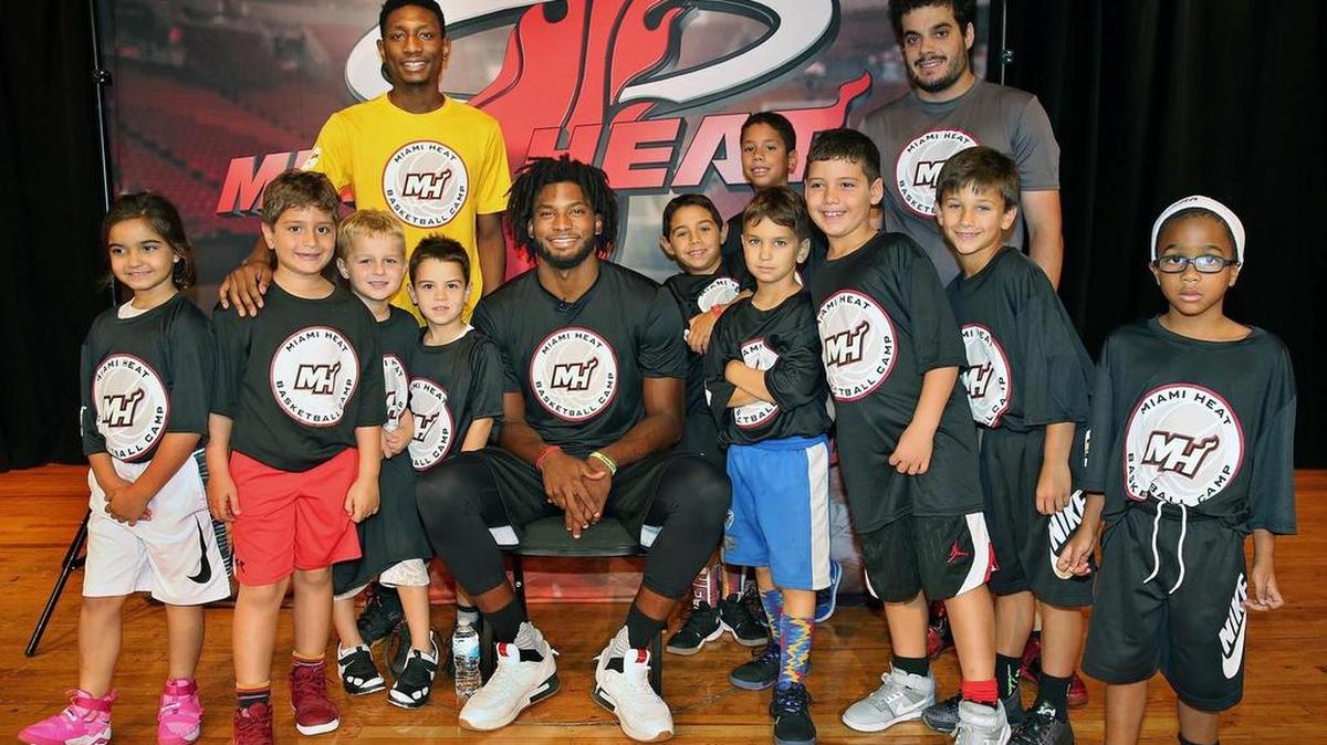 El delantero del Heat Justise Winslow posa con un grupo de niños que participan en el campamento de Verano del Heat este jueves en el Campus de Kendall del Miami-Dade College.