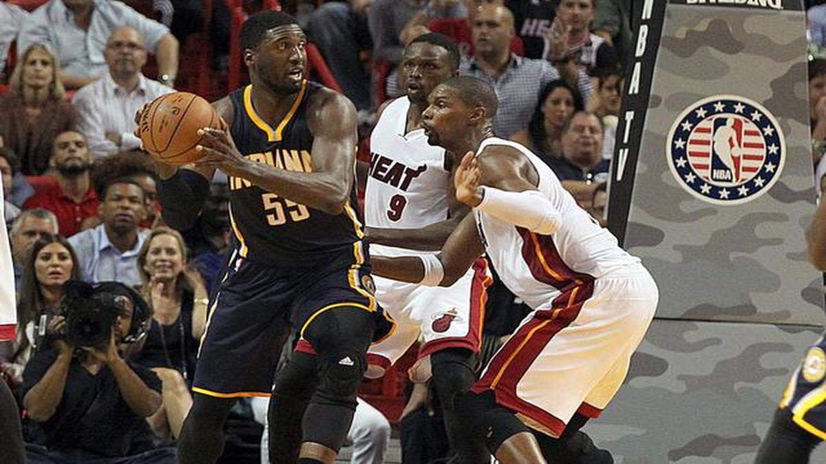
Chris Bosh (der.) trata de detener a Roy Hibbert (#55) en el juego entre el Heat y los Pacers, el 12 de noviembre en Miami.


