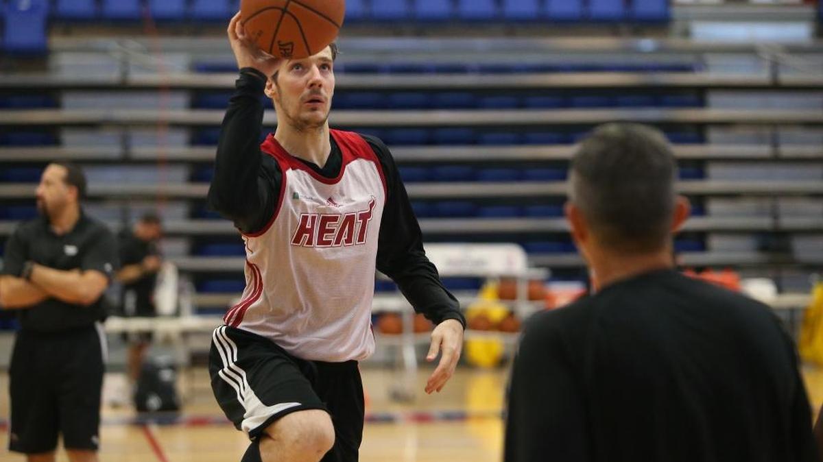 
Goran Dragic durante la práctica en el cuarto día del campo de entrenamiento en FAU Arena el viernes, 2 de octubre 2015.
