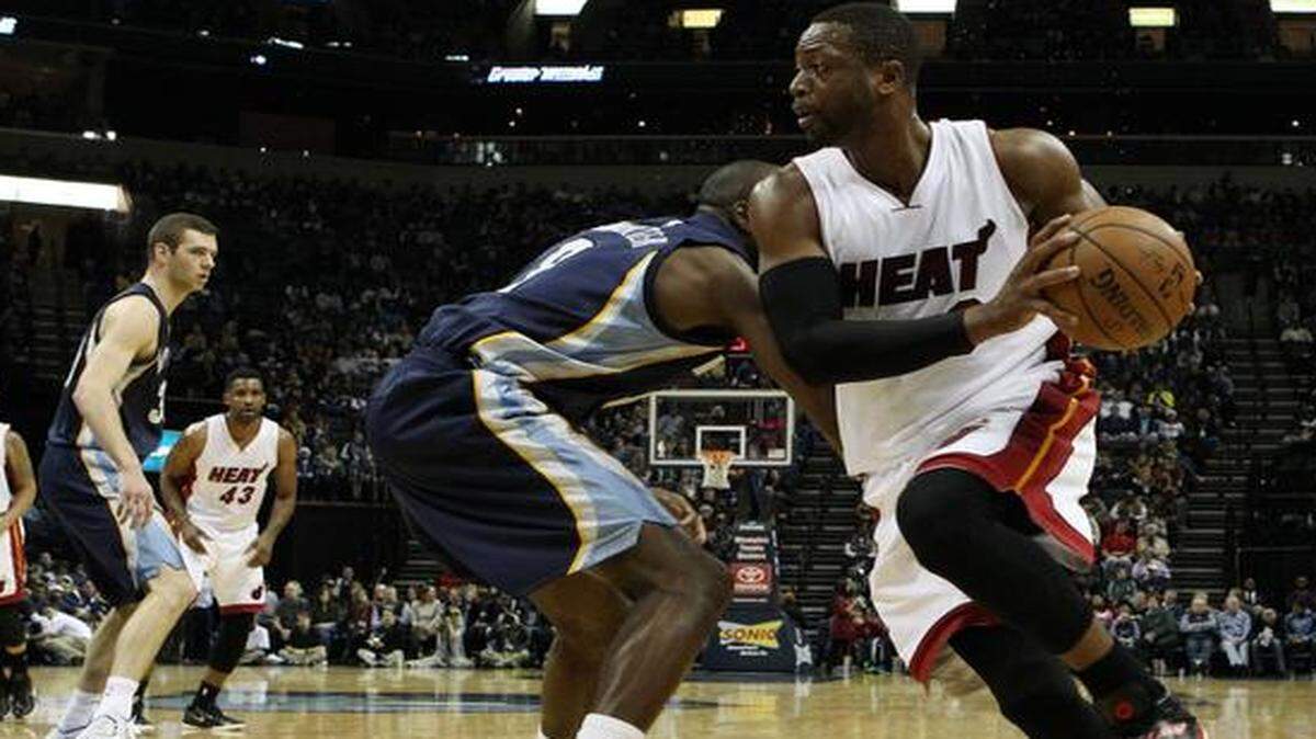 
Dwyane Wade aportó 25 puntos con seis asistencias y dos rebotes y fue la máxima figura anotadora del Heat.
