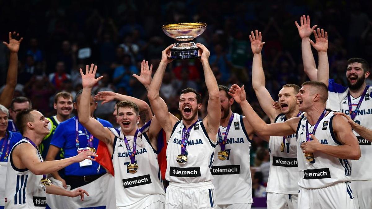El armador del Heat Goran Dragic (centro) levanta el trofeo de campeón de Europa ganado por su selección de Eslovenia tras ganar este domingo en Estambul la final ante Serbia.