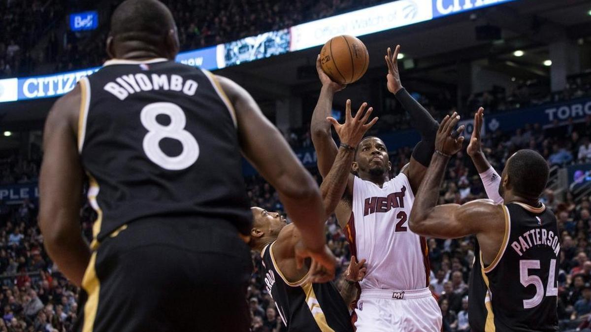 Joe Johnson (2), del Heat, dispara en el choque contra los Raptors, la noche del sábado en Toronto.