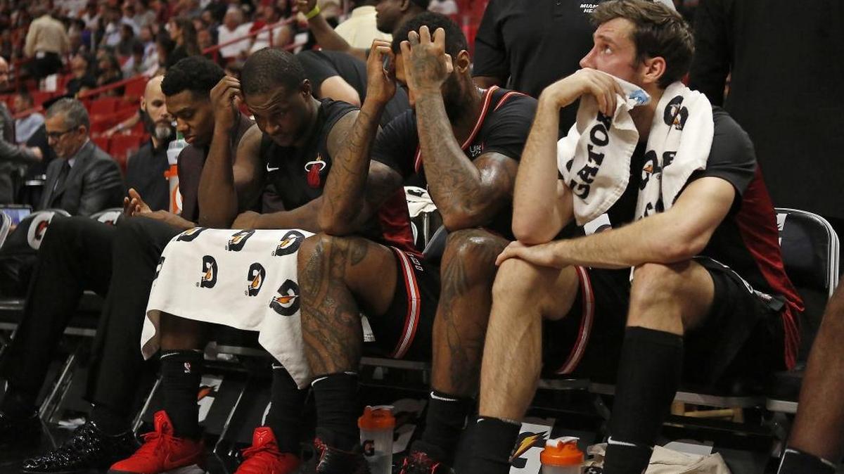 Los jugadores del Heat Hassan Whiteside, Dion Waiters, James Johnson y Goran Dragic (de izq. a der.) miran desde el banco el partido contra los Warriors el 3 de diciembre. Hoy lunes contra los Hawks los cuatro se encuentran lesionados.