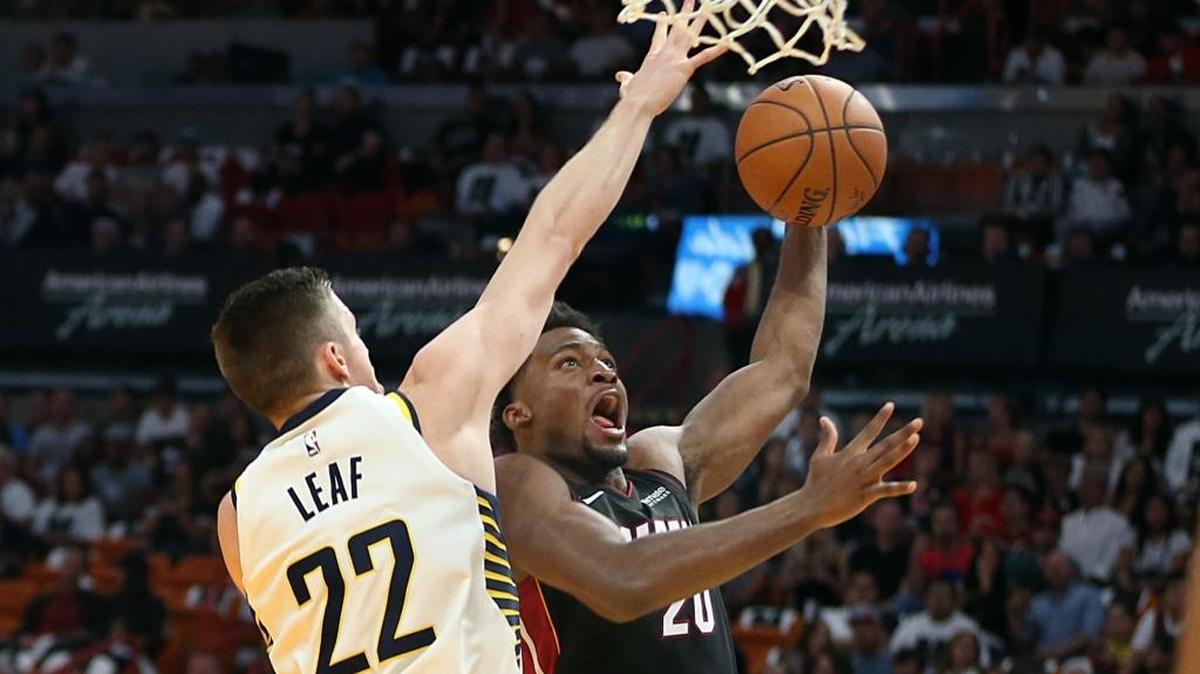 Justise Winslow, del Heat, lanza marcado por T.J.Leaf, de los Pacers, el sábado pasado en el AAA en Miami.