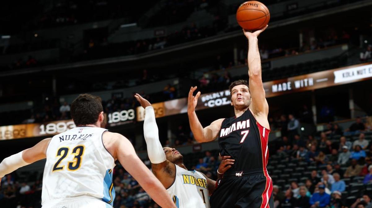 El armador del Heat Goran Dragic (der.) tira al aro sobre Jameer Nelson y Jusuf Nurkic (#23) este 30 de noviembre en Denver.