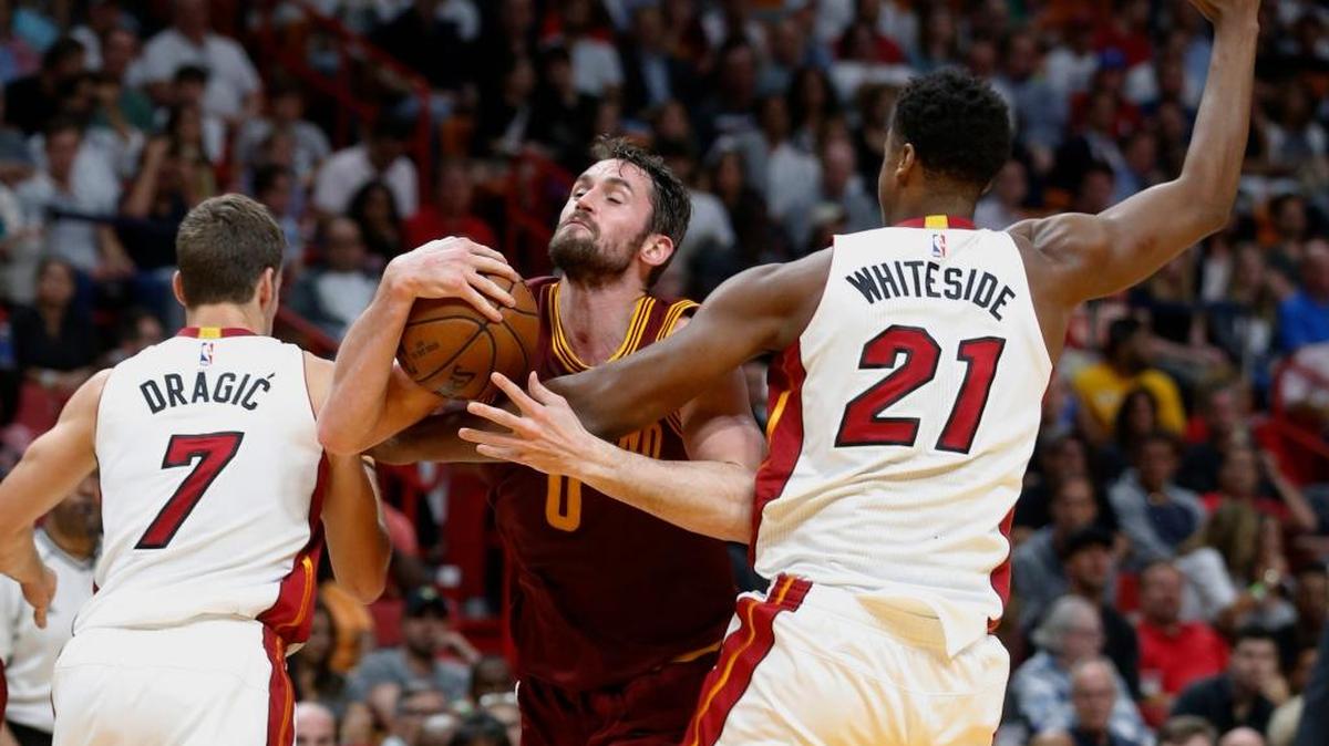 Los jugadores del Heat Hassan Whiteside (21) y Goran Dragic (7) frenan al delantero de los Cavaliers Kevin Love en la victoria del lunes en el AAA.