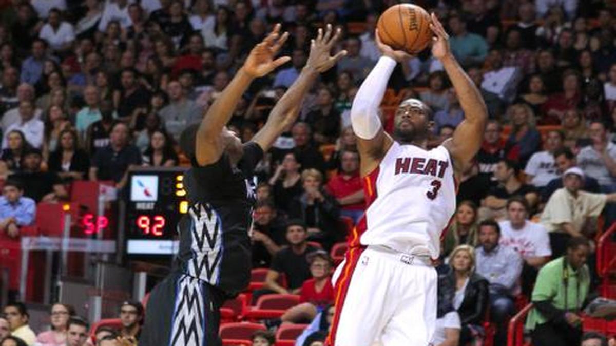 
Dwyane Wade se dispone a lanzar sobre la marcación de Andrew Wiggins, de los Timberwolves de Minnesota, el 8 de noviembre pasado en la AAA en Miami.
