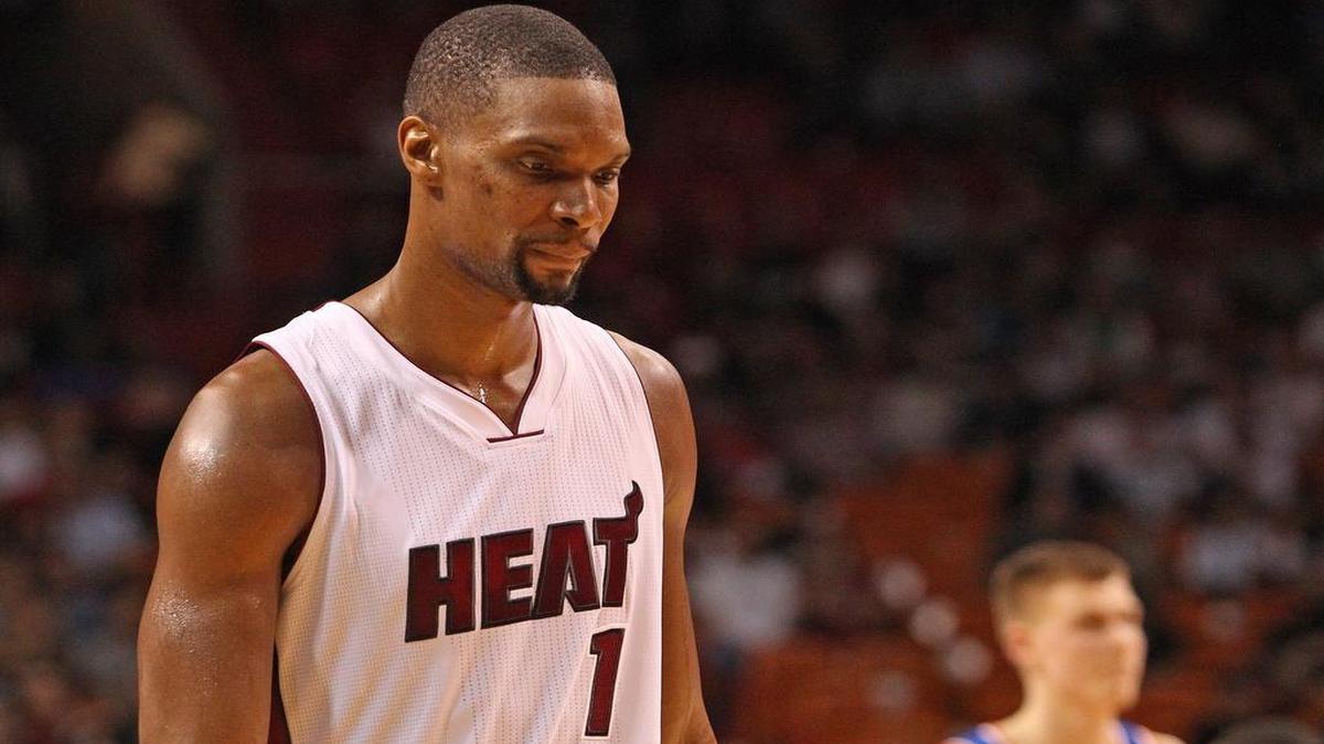 Chris Bosh sale de la cancha en un partido entre el Heat y los Knicks, el 6 de enero del 2016 en Miami.