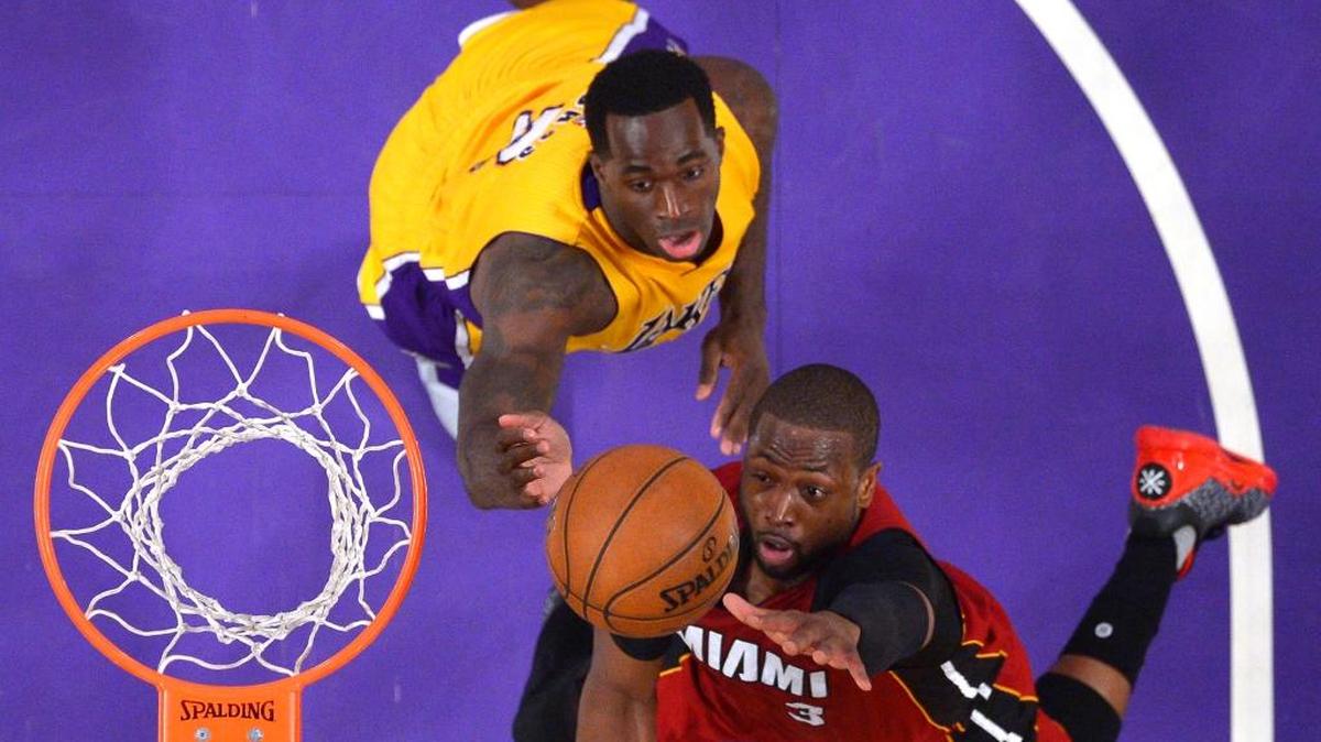 Dwyane Wade va por el balón, el miércoles último.