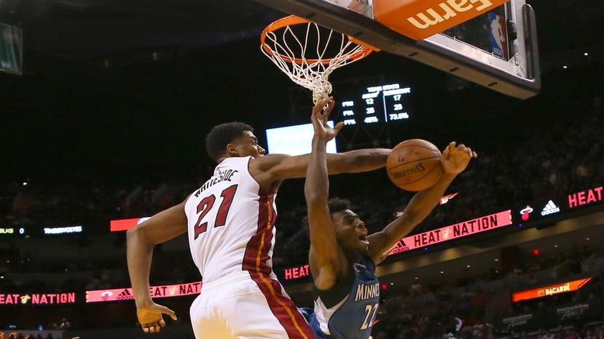 El centro del Heat Hassan Whiteside (#21) bloquea al jugador de Minnesota Andrew Wiggins, en el partido efectuado el martes en Minnesota.