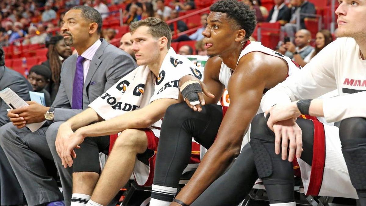 El centro del Heat Hassan Whiteside se toca el tobillo al final del juego del jueves contra Toronto junto a Luke Babbitt (der.) y Goran Dragic.