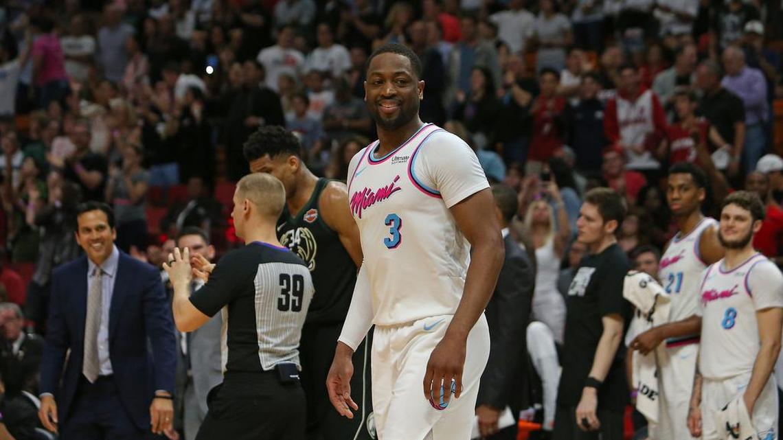 Dwyane Wade reacciona tras bloquear a Eric Bledsoe en el partido entre el Heat y los Bucks, el pasado viernes 9 de febrero de 2018 en Miami.