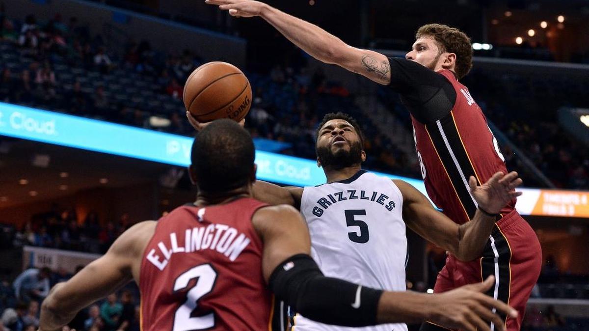 Los defensas suplentes del Heat Wayne Ellington (2) y Tyler Johnson bloquean el paso al jugador de los Grizzlies Andrew Harrison (5) el 11 de diciembre en Memphis.