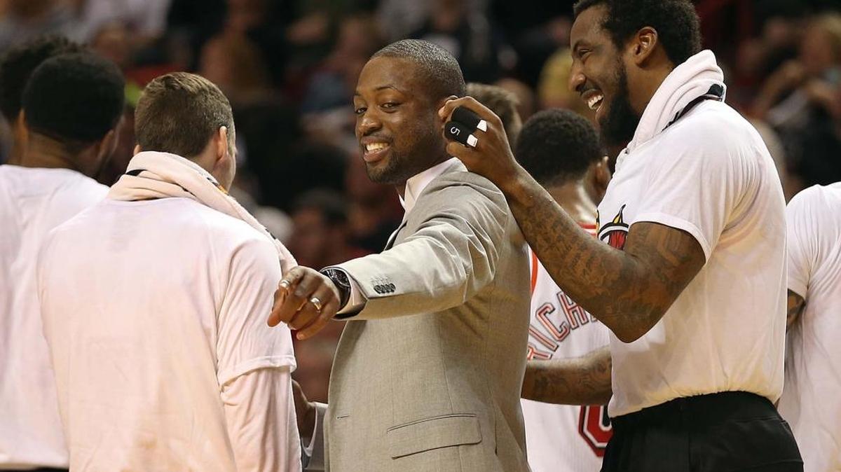 Goran Dragic, Dwyane Wade y Amar'e Stoudemire (desde la izq.), del Heat, celebran la amplia ventaja contra los Wizards, en el AmericanAirlines Arena en Miami, el sábado 20 de febrero del 2016.