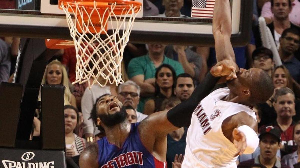 Dwyane Wade, del Heat (der.) recibe una falta de Andre Drummond, de Detroit, este martes.