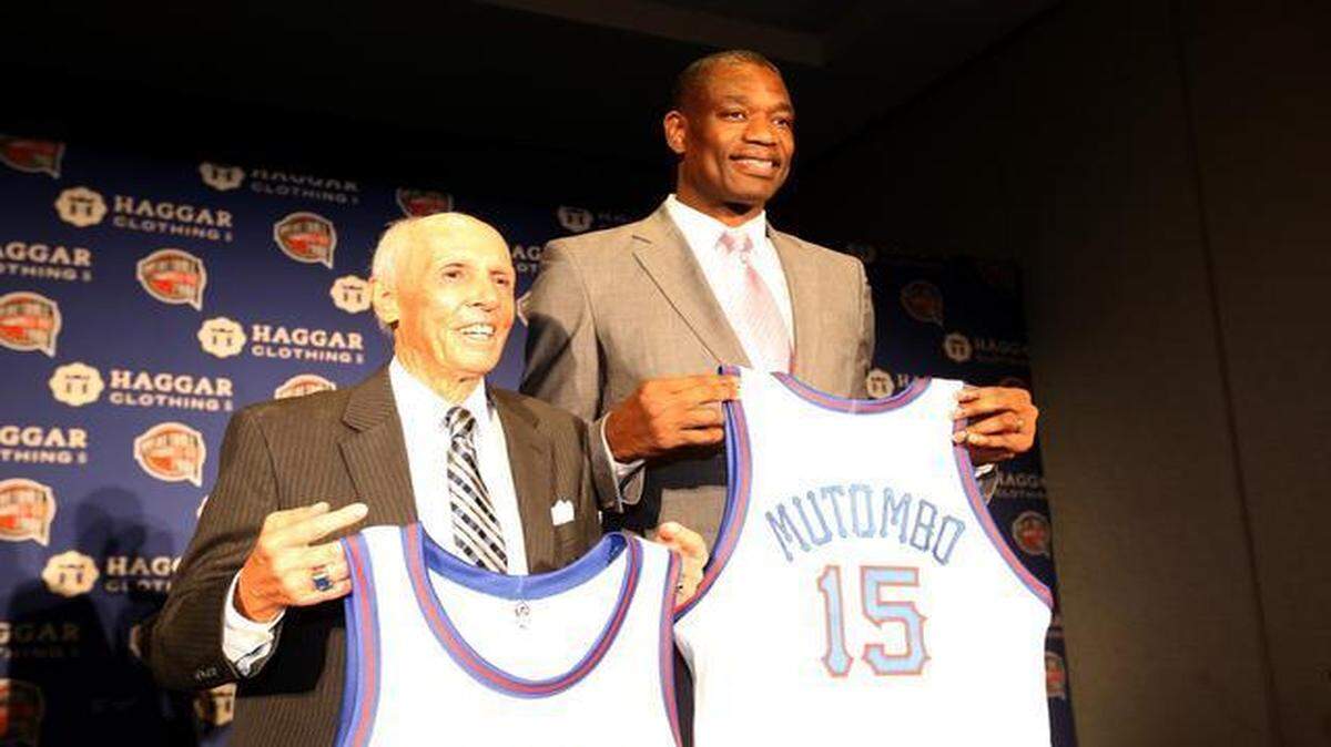 
El exárbitro de la NBA Dick Bavetta (izq.) y la exestrella africana Dikembe Mutombo posan en la ceremonia donde se anunció que ambos fueron escogidos para entrar al Salón de la Fama del básquetbol, el 6 de abril del 2015.


