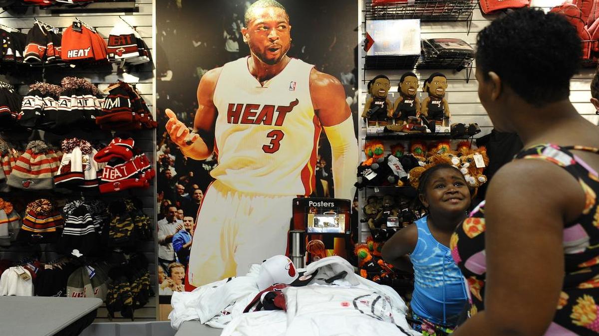 Valencia Knowles, de 8 años de edad, le ruega a su madre Shenera Knowles que le compre una camiseta de D-Wade. Los fanáticos de Dwyane Wade y del Heat de Miami llenaron la tienda en la American Airlines Arena, el viernes 8 de julio del 2016, para comprar todo lo que estaba en liquidación del astro que acordó el miércoles con los Bulls de Chicago.