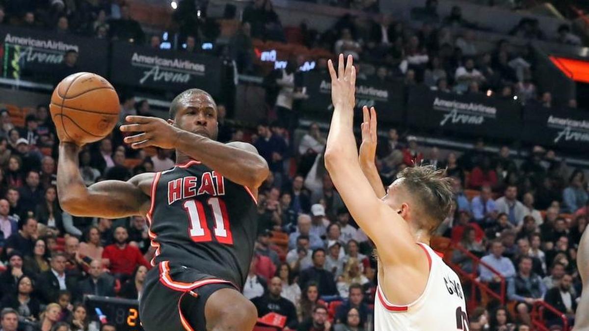 El jugador del Heat Dion Waiters trata de pasar la pelota ante la marca de Zach Collins, de Portland, en el partido celebrado el 13 de diciembre de 2017 en Miami.