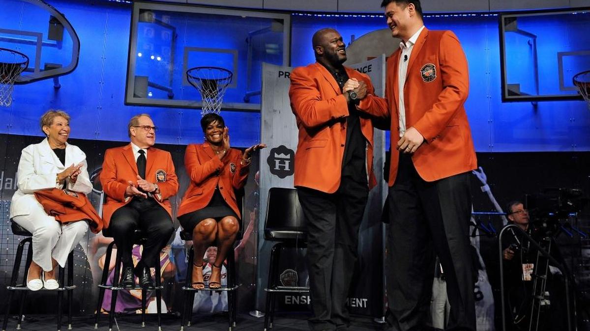 Shaquille O'Neal saluda a Yao Ming el jueves, en víspera de la ceremonia de inducción al Salón de la Fama.