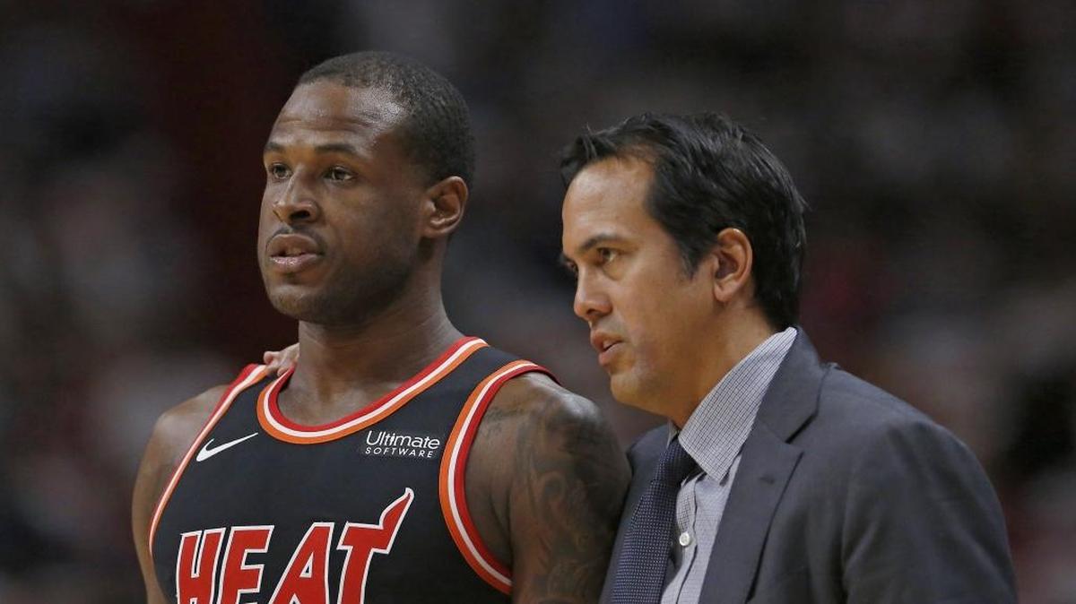 El coach de Miami Erik Spoelstra habla con Dion Waiters en un juego contra los Warriors, el 3 de diciembre.
