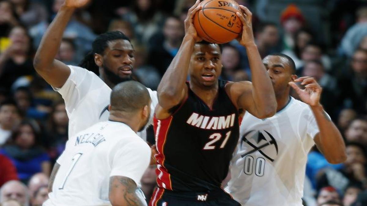 El centro del Heat Hassan Whiteside toma uno de sus 11 rebotes rodeado por jugadores de los Nuggets el viernes en Denver.