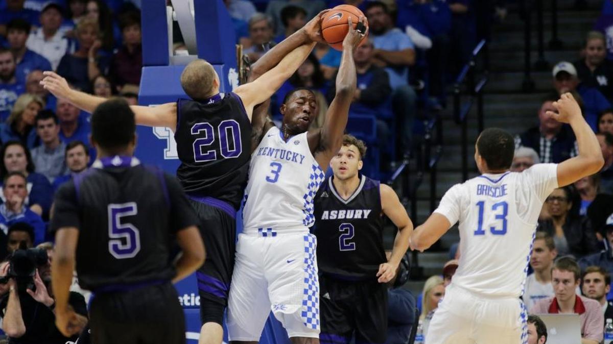 Edrice Adebayo (3), de Kentucky, captura un rebote contra Alex Dennis (20), de Asbury, en 6 de noviembre del 2016 en el Rupp Arena en Lexington, Ky. Kentucky aplastó 156-63 a Asbury.