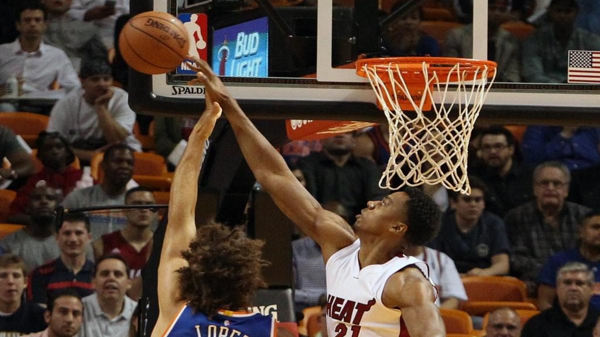 Hassan Whiteside (der.) bloquea a Robin López en el partido entre el Heat y los Knicks, el lunes.