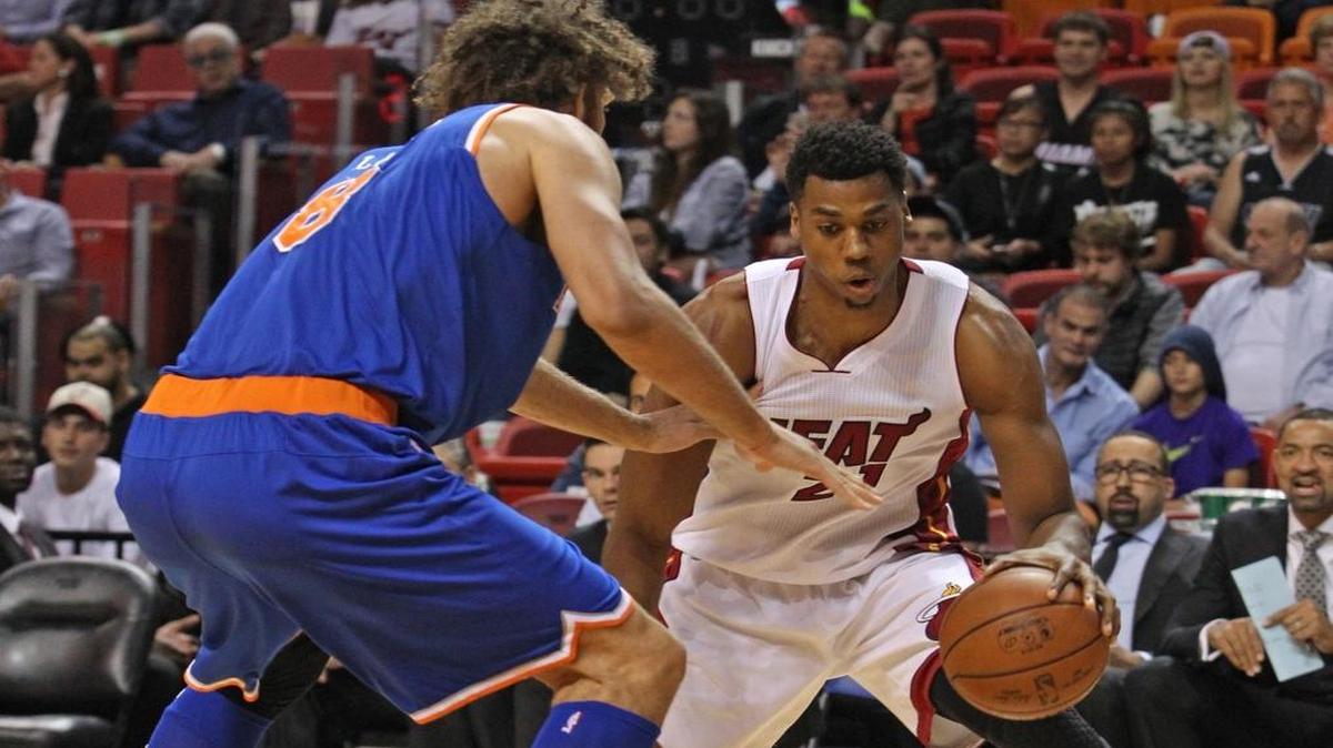 Hassan Whiteside, del Heat, enfrenta la marcación de Robin Lopez, de los Knicks, la noche del miércoles 6 de enero del 2016 en el AmericanAirlines Arena en Miami.