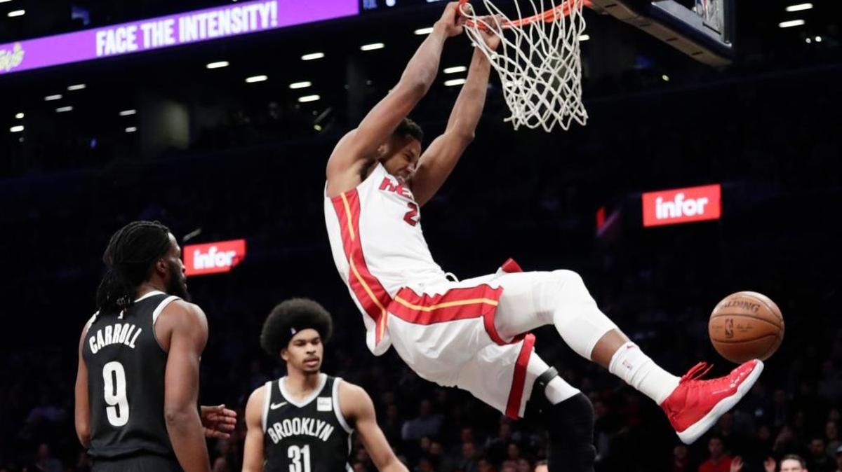 El centro del Heat Hassan Whiteside (21) clava el balon ante los Nets este viernes en la derrota en Brooklyn.