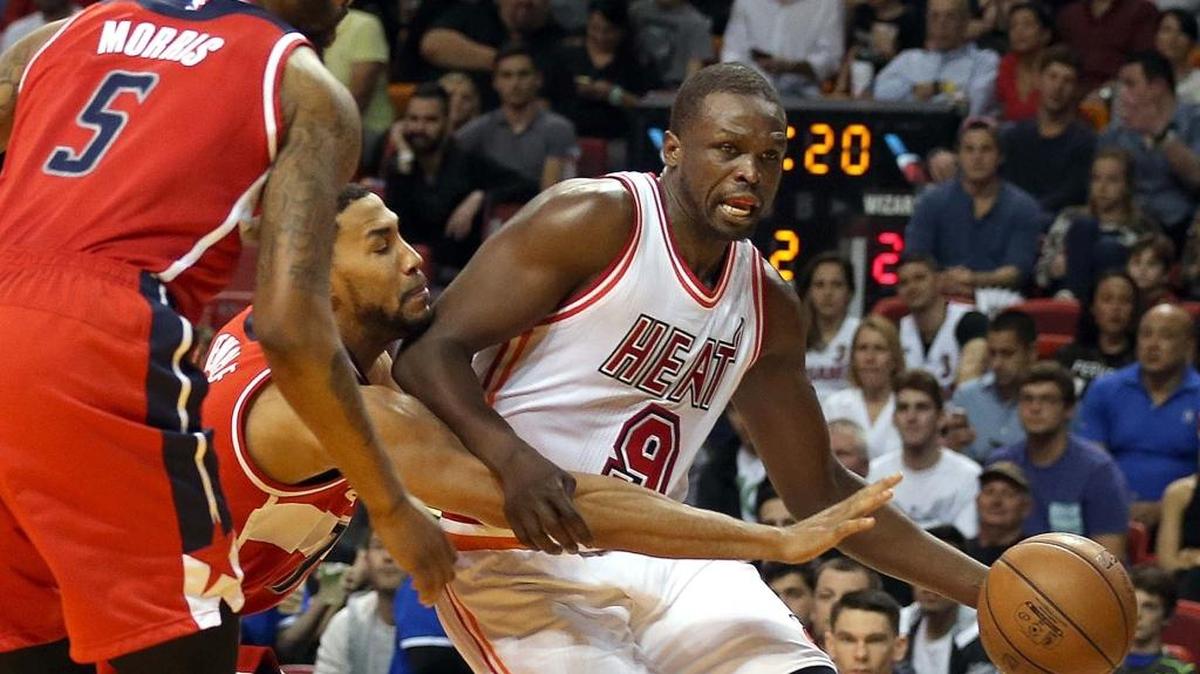 Luol Deng, del Heat, controla la bola en la victoria sobre los Wizards, la noche del sábado en el AAA en Miami.