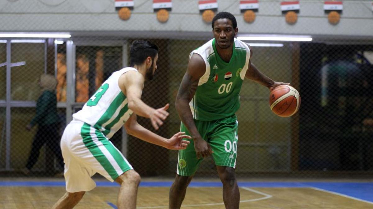 DeMario Mayfield (der.) juega con el número 00 en el Oil Club de Bagdad y asegura sentirse feliz en Irak, un país que es considerado uno de los más peligrosos del mundo.