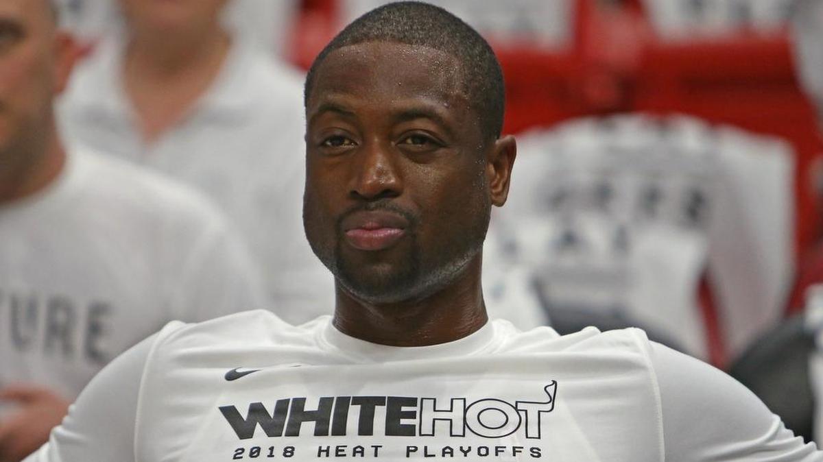 Dwyane Wade, con la camiseta del Heat, espera el comienzo del Juego 3 de los playoffs contra los Sixers, el 19 de abril en el American Airlines Arena, de Miami.