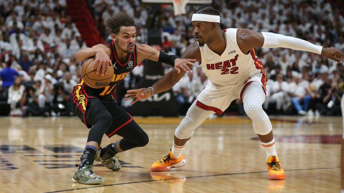 El delantero del Heat, Jimmy Butler (22), defiende al armador de los Hawks, Trae Young (11), en el Juego 2 en el FTX Arena el 19 de abril de 2022.