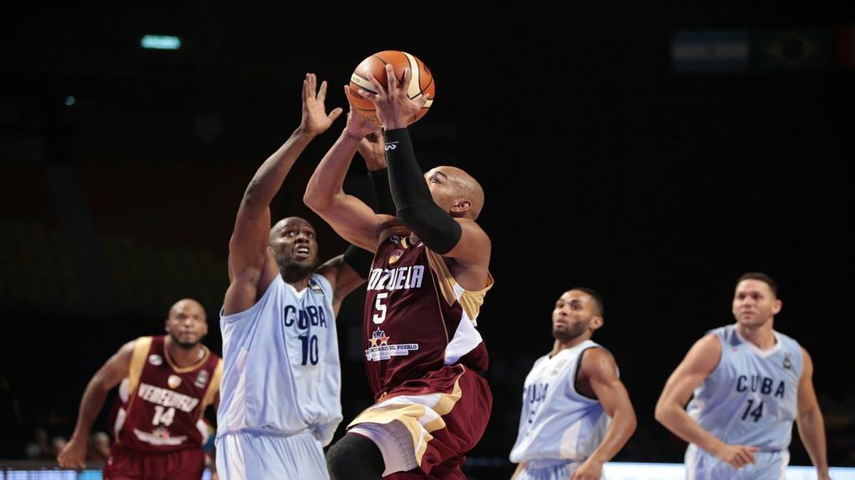 
El jugador de Venezuela Gregory Vargas (centro) penetra al aro ante la marca del cubano William Granda, en el partido efectuado el lunes 31 de agosto de 2015, durante el Torneo FIBA Américas, que se celebra en el Palacio de los Deportes, en Ciudad de México. 
