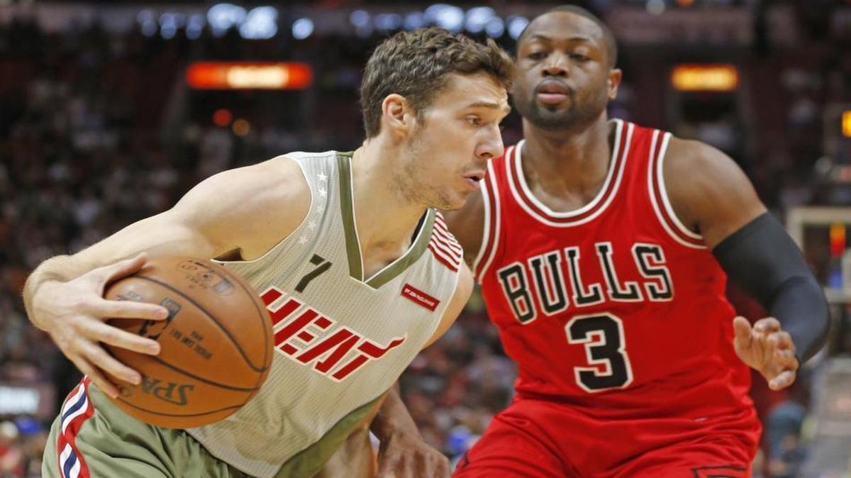 Dwyane Wade (3), de los Bulls de Chicago, marca a Goran Dragic (7), del Heat, en el AmericanAirlines Arena el jueves 10 de noviembre del 2016.