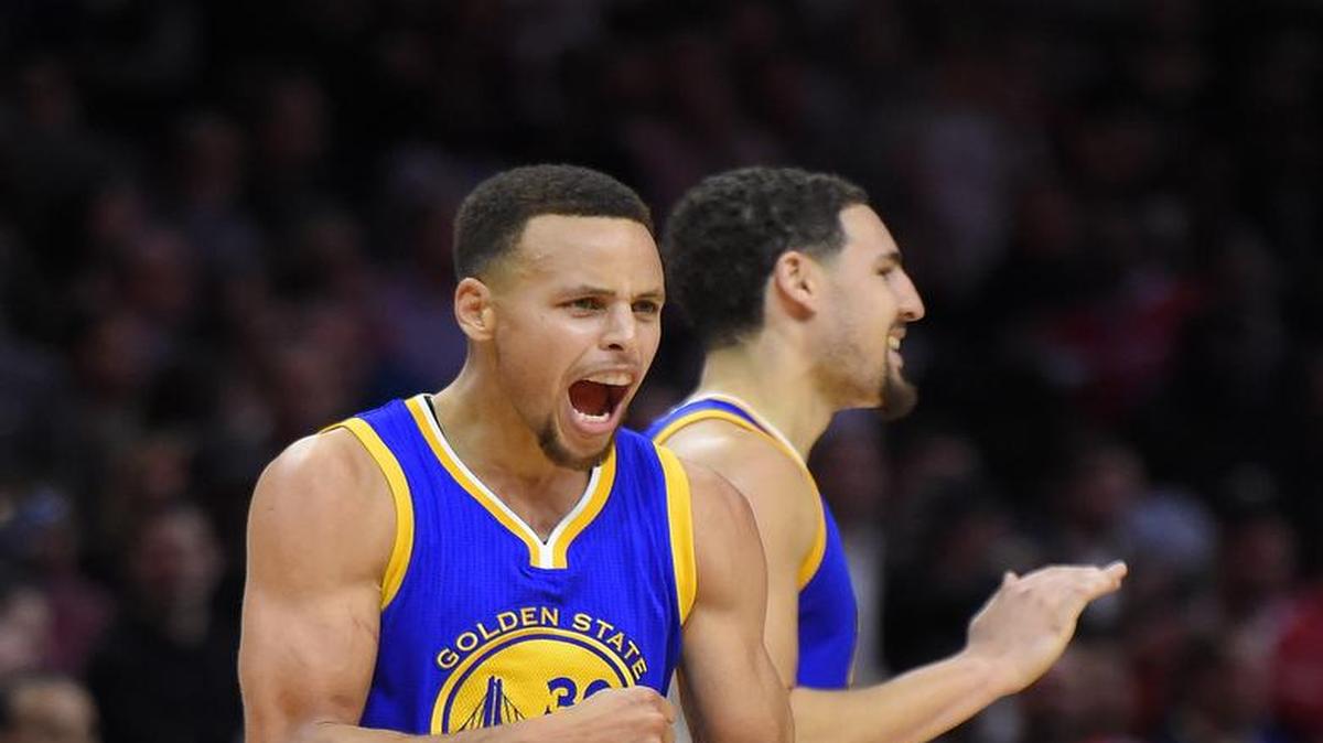 El armador de los Golden State Warriors Stephen Curry, izquierda, celebra junto con al escolta Klay Thompson durante la segunda mitad de un partido de baloncesto de la NBA contra los Clippers de Los Angeles, Jueves, 19 de noviembre 2015, en Los Ángeles. Los Warriors ganaron 124-117.