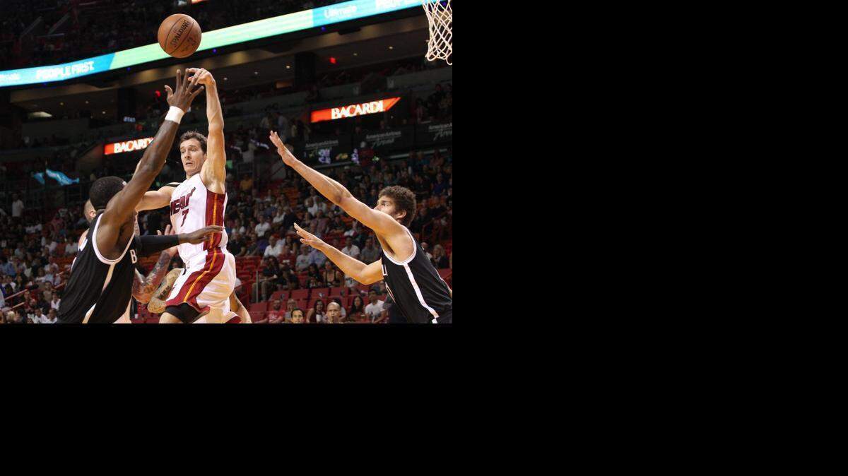 
EL ARMADOR del Heat de Miami, Goran Dragic, pasa la pelota en el segundo cuarto del choque ante Brooklyn en la AmericanAirlines Arena.
