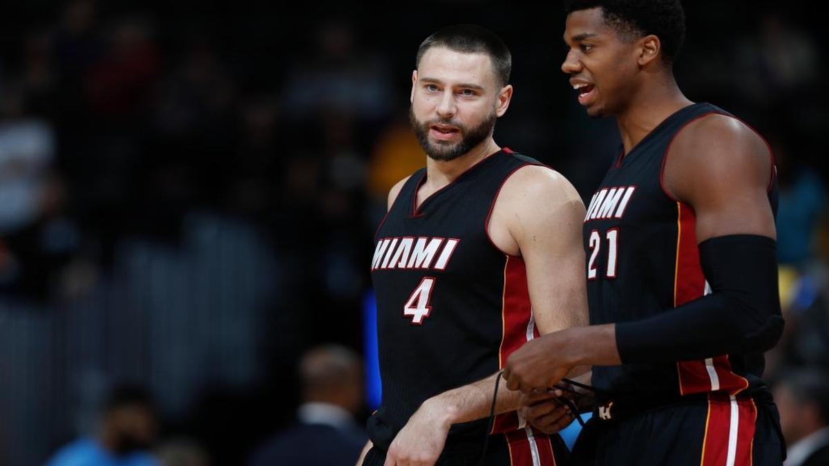 JOSH MCROBERTS (i) y Hassan Whiteside en juego del 30 de noviembre en Denver.