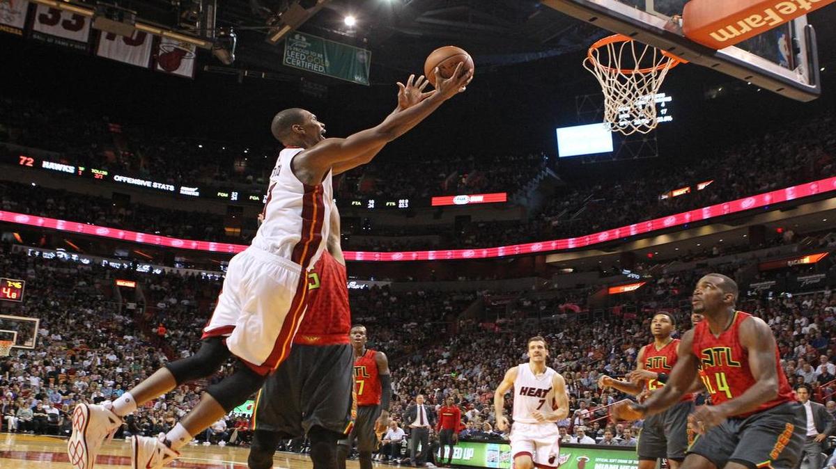 Chris Bosh busca el tablero en el encuentro entre el Heat y los Hawks, el domingo en Miami.