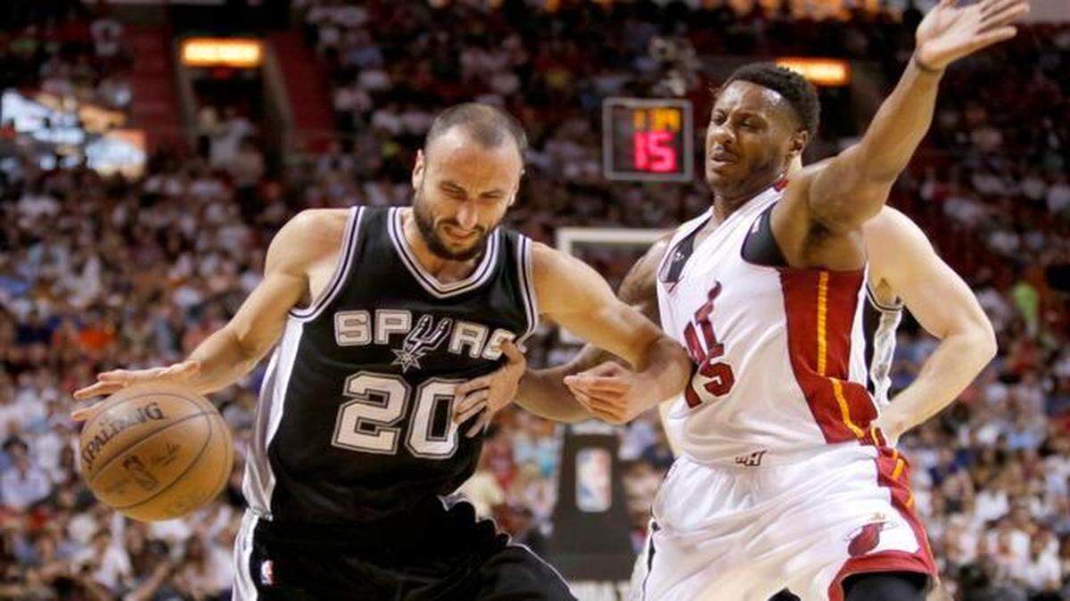 
El escolta de San Antonio Manu Ginóbili (izq.) trata de evadir la marca de Mario Chalmers, del Heat, en un partido de la NBA el 31 de marzo del 2015, en Miami.


