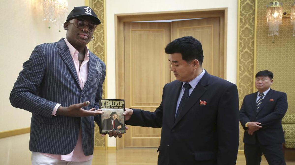 El exbasquetbolista estadounidense Dennis Rodman (izq.) obsequió al ministro de Deportes de Corea del Norte, Kim Il Guk, un ejemplar de “The Art of the Deal”, el best-seller en el que Donald Trump revelaba en 1987 la receta de su éxito, el jueves 15 de junio del 2017.