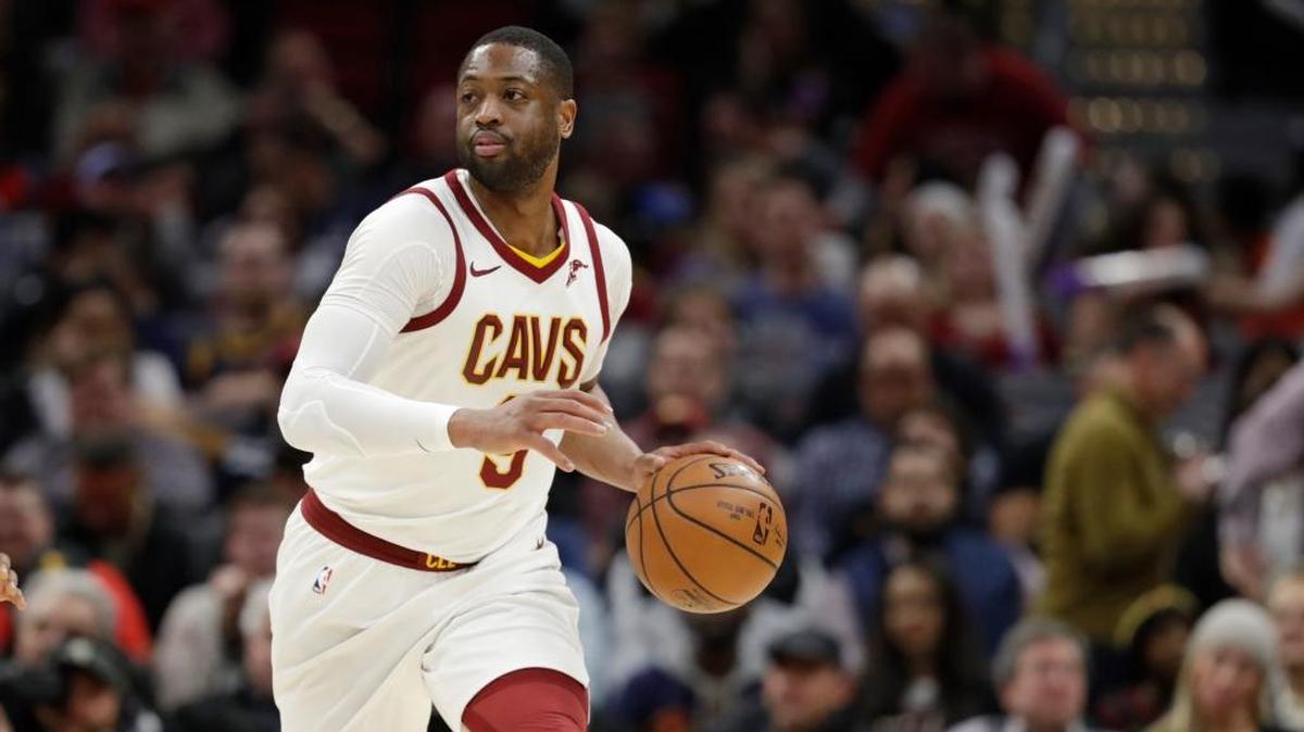 El escolta suplente de los Cavaliers Dwyane Wade lleva el balón en el juego contra el Heat este miércoles en Cleveland.