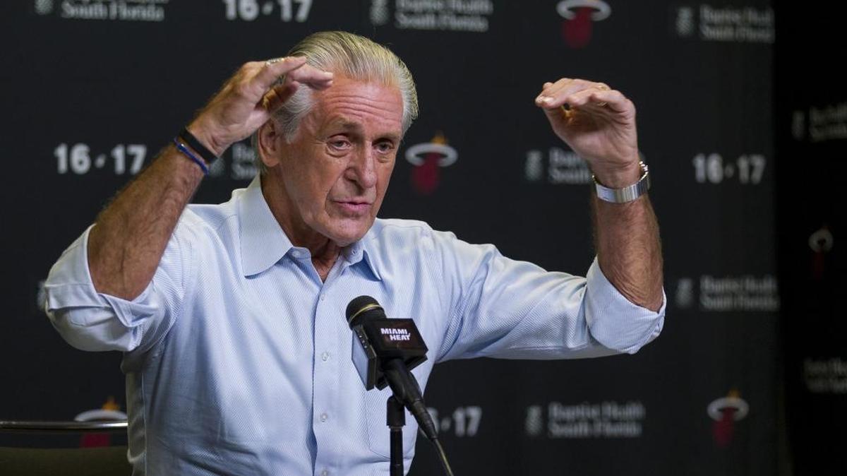 Pat Riley, presidente del Heat, explica a los reporteros los alcances de la elección de Bam en el Draft de la NBA, el 22 de junio pasado en el AmericanAirlines Area en Miami.