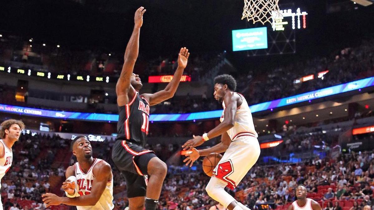 El jugador del Heat Dion Waiters (11) pierde la pelota al entrar al aro ante los Bulls, en el partido celebrado el 1ro de noviembre del 2017 en Miami.