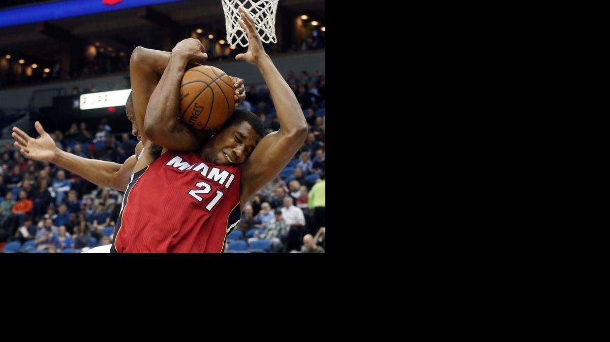 
Hassan Whiteside (21) atrapa la bola en el partido contra los Timberwolves, en Minnesota, el miércoles último.
